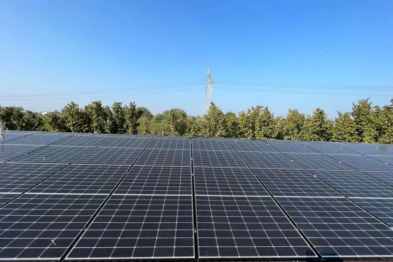 Impianto fotovoltaico con batterie di accumulo su copertura industriale
